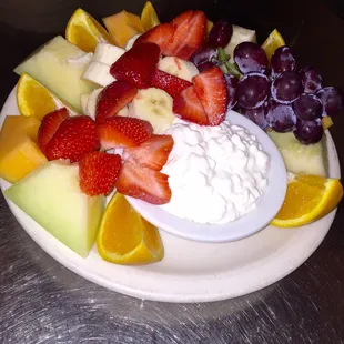 Fruit plate with cottage cheese