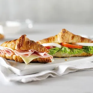 a croissant sandwich on a plate