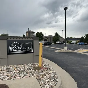 Entrance and parking lot to Rodizio.