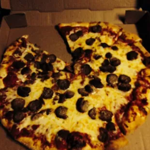 Meatball pizza, so yummy