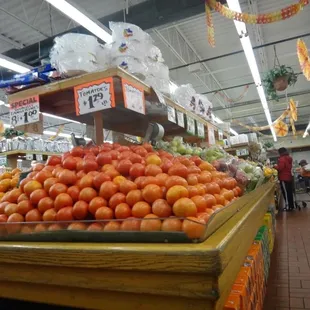 Rogers Park Fruit Market&apos;s beautiful Produce displays