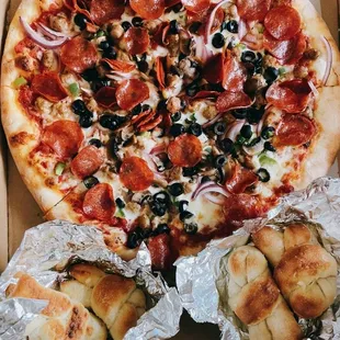 Supreme Pizza 14 inch and garlic knots