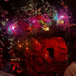 This hanging Tiki garden is everything.