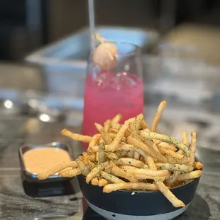 Furikake Fries，Dragonfruit Lychee Lemonade