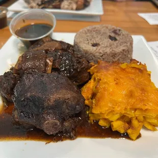 Oxtail, Mac&amp;Cheese, beans and rice