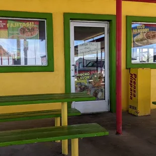 Drive thru only these days. Covered picnic tables are a nice touch.