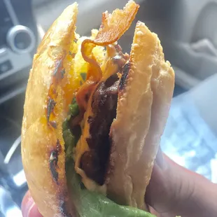 Wow very good burger called in the order only had 20 minutes for lunch. Within 10 minutes I had a burger in my hand.