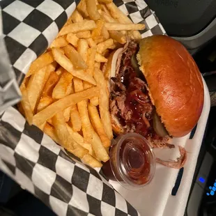 Pulled pork w/fries