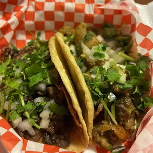 Rollin tacos (carne asada + chicharrón)