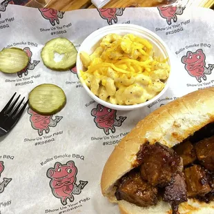 pulled pork sandwich with macaroni and cheese