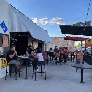 eople eating outside