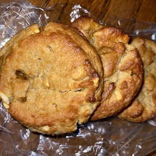 Cesar salad really good and pizza yummy.  Peanut butter cookies outstanding.