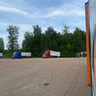 Excellent spacious trucker&apos;s parking! Nice quiet place away from the humdrum.