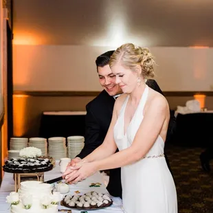 Desserts off the the side (Copr: Joshua Harrison Photography)