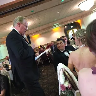 Father of the bride speech with head table down the middle of the banquet hall