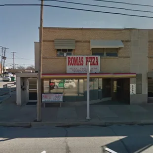 the location of the restaurant on the corner of the street