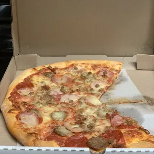 Meat Lover&apos;s Pizza }:{