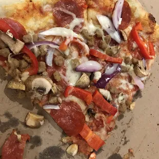 Deluxe (sausage, onion, red peppers, mushrooms, pepperoni)