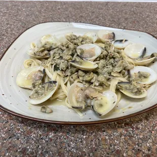 Linguine Liunguine With White Clam Sauce