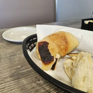 Bread we were served today. Even after taking the bottom part off, the rest of the bread still had a singed taste.