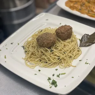 Spaghetti garlic olive oil,basil w/ meatballs