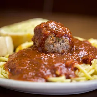 a plate of spaghetti and meatballs