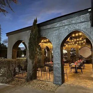 the outside of a restaurant