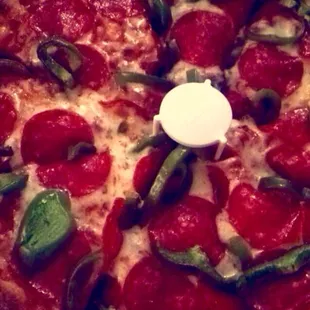 Great cheese-to-sauce ratio, perfectly greasy pepperoni, and tolerable crust without dipping sauce. Made me a green pepper fan!