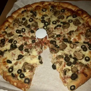 Large 2 topping. Better than the chains, but still just okay.
