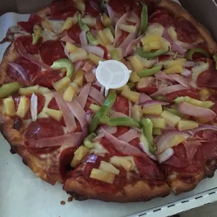 Medium pizza with pepperoni, ham, green pepper, onion and pineapple