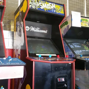 They got some old school arcade games here. Feel like I'm in memory lane!