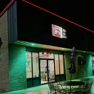the outside of a restaurant at night