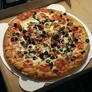 Large 3 topping, pepperoni, mushrooms, black olives.