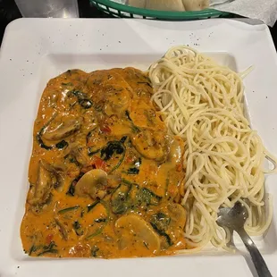 Chicken Florentini. Garlic Knot above.
