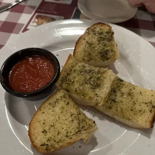Garlic bread with marinara sauce