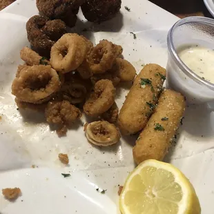 Fried Calamari, Fried Mushrooms and cheese. Really good ranch.