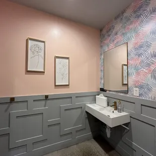 Cute wallpaper in the bathroom