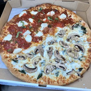 Large pizza, half creamy spinach (added mushrooms) and half lasagna