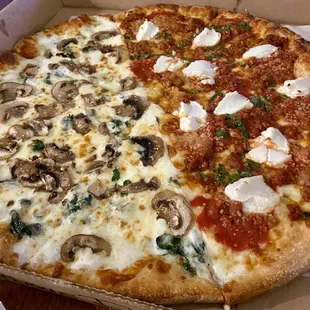 Large pizza, half creamy spinach (added mushrooms) and half lasagna