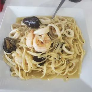 Pescatto pasta (with garlic wine sauce): assortment of shrimp, mussels and calamari.