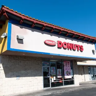 the front of a donut shop