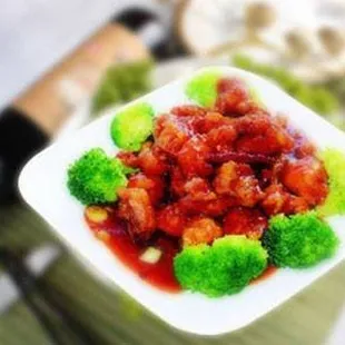 a plate of broccoli and chicken