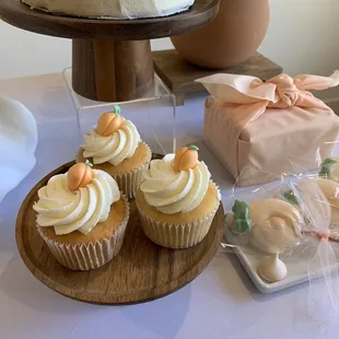 The most adorable peach cupcakes and peach meringues!