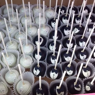 Bride and groom cake pops- cute and delicious!