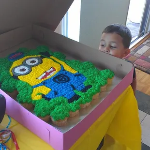 Minion cupcake cake