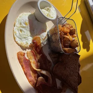 a plate of breakfast food