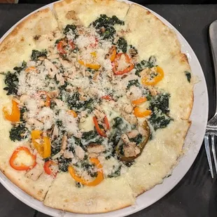 Pizza with white sauce and chicken