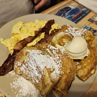 a plate of breakfast food