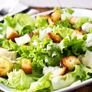 a plate of salad with croutons