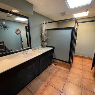 Women&apos;s bathroom